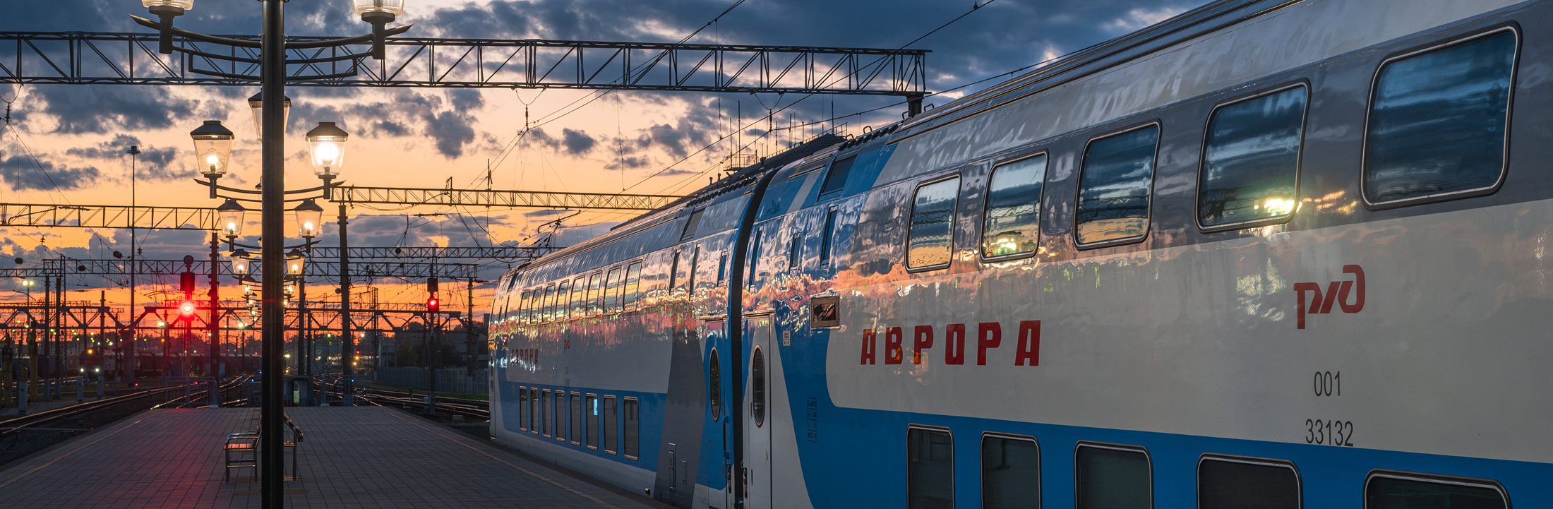 Двухэтажный поезд «Аврора» у платформы на закате