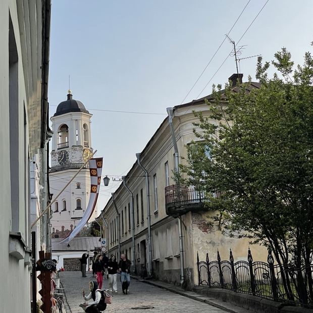 Улица Старого города и Часовая башня